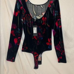 ☁️NWT Marciano floral bodysuit